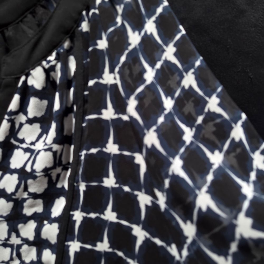 Calvin Klein Sheer Chiffon Blouse/Tunic
Elevate your wardrobe with this stylish - Picture 11 of 11
